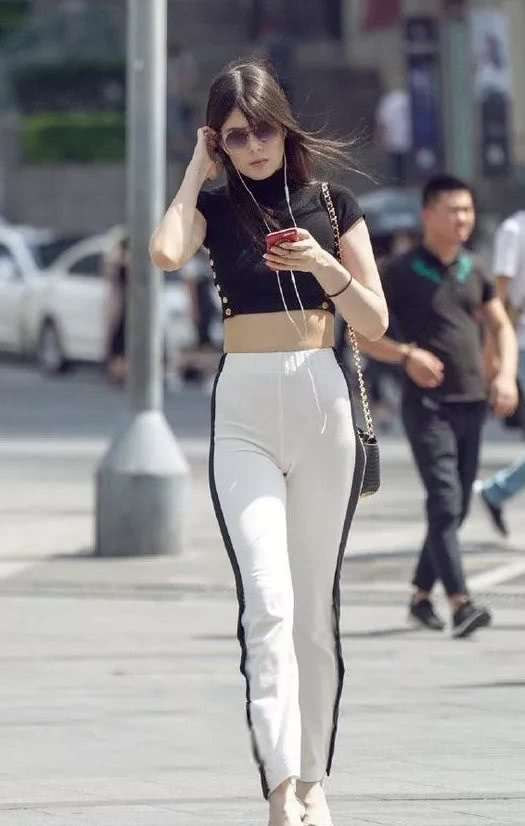 辣妈在紧身服装下穿出火辣身材，瑜伽裤勾勒迷人曲线简直让人羡慕