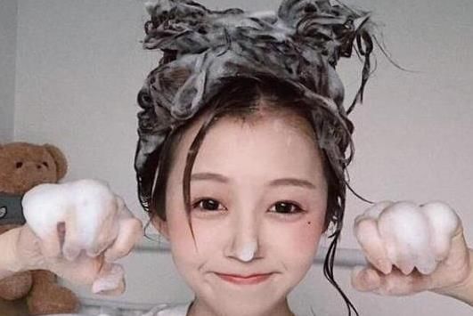  [洗头]注意了！女生洗头切记“3点”，不然头发越洗越油，越洗越枯燥