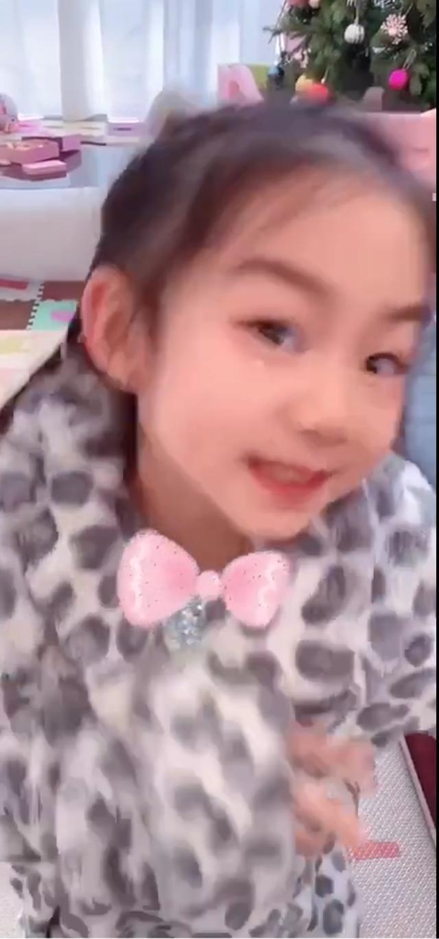  #毛绒#戚薇晒5岁女儿穿斑点毛绒睡衣扎一头小辫，长开的Lucky像大人