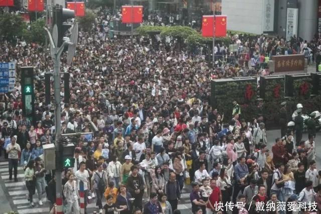 火了!上海再现“拉链式过马路”