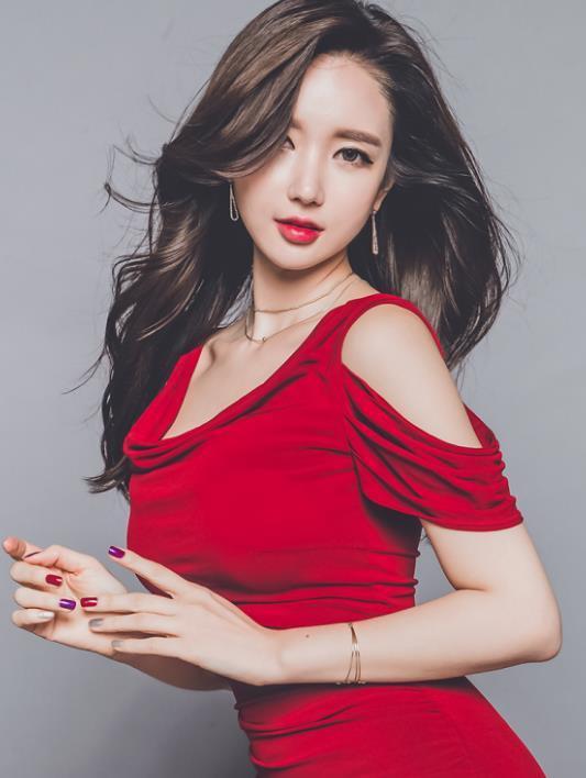 红色|李妍静,一件红色的修身连衣裙女神气质