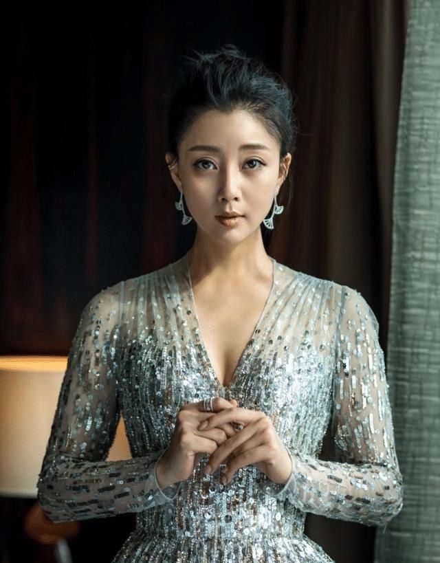 「美女」当年迷人的绝世美女，如今不结婚不生孩子，快40岁依然享受生活