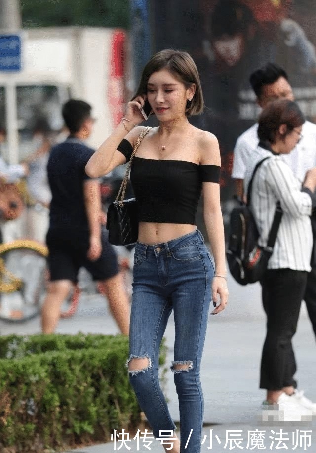  小姐姐|小姐姐，黑色露脐装搭陪破洞牛仔裤超具时尚感