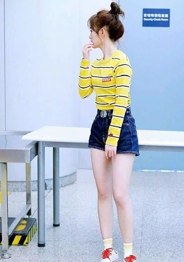 尴尬了鞠婧祎,穿超短牛仔裤用白色绳子撑住,瘦的人才敢这么穿!