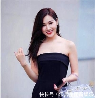  【小美女】街拍：小美女身材完美，黑色露肩上衣 露洞牛仔裤，个性十足