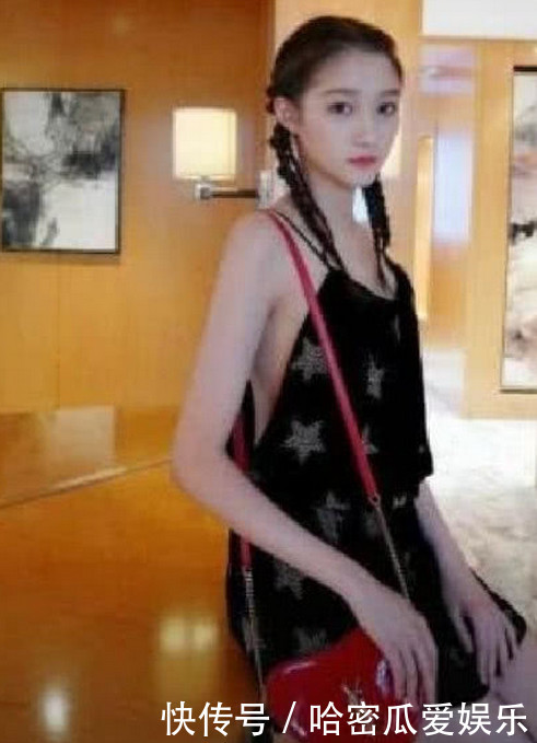 关晓彤衣品上升了，性感“蝴蝶背”超吸睛，网友：鹿晗该吃醋了