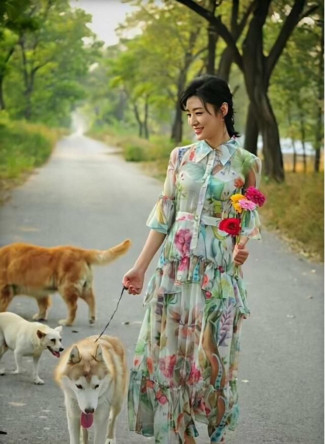  #碎花#著名主持人周涛少女感十足，雪纺材质的碎花连衣裙，优雅知性