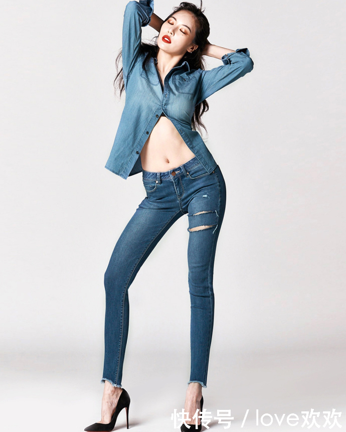 泫雅厉害！一个纽扣将牛仔褂变得如此迷人，网友：我穿上肯定尴尬