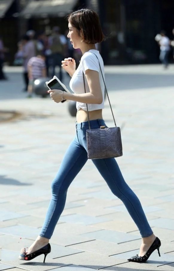 街拍身材超赞的美女,比例完美,引得路人纷纷侧目,你打几分?