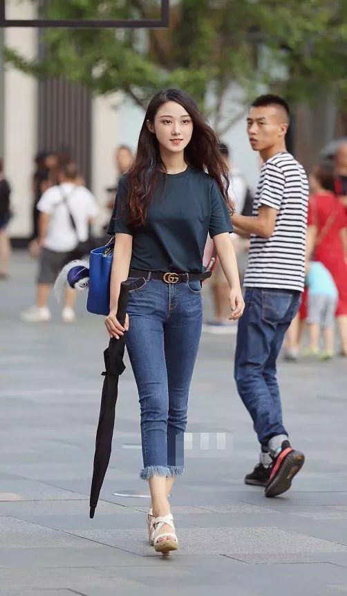 路人街拍，小姐姐身材很好，青春又有活力