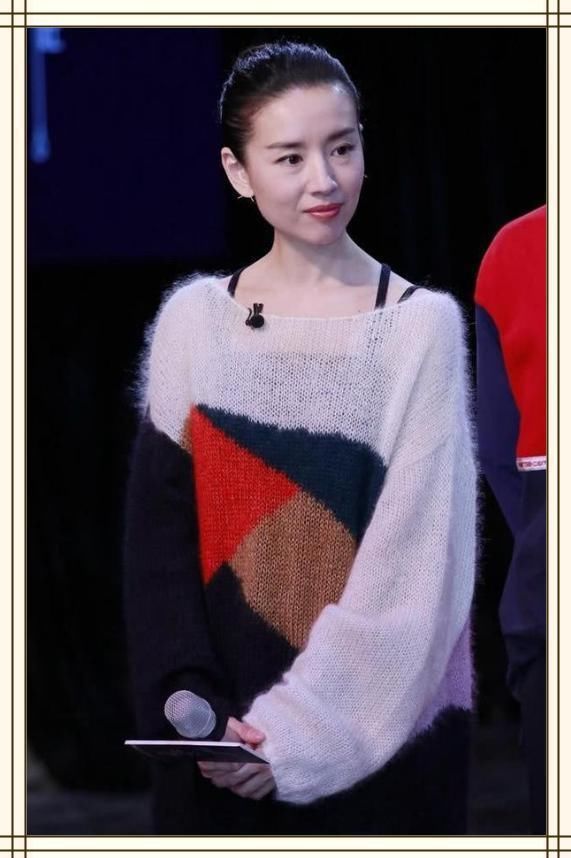 董洁真是牛!大热天还穿这么厚的毛衣?反季节才是最时髦的!