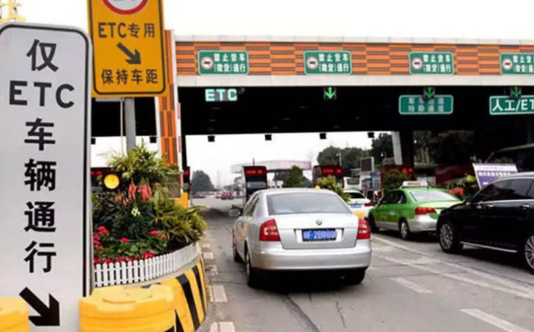 交警提醒：明年起，如未安装ETC，将不能享受节假日高速政策