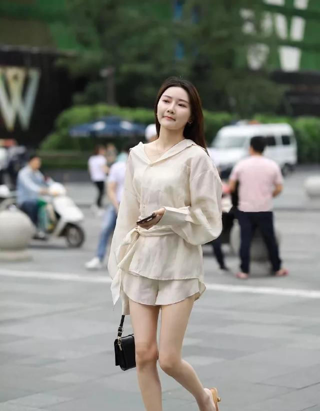  美女|美女穿上一字带的高跟鞋,走在春夏的街头,就是一道靓丽的风景
