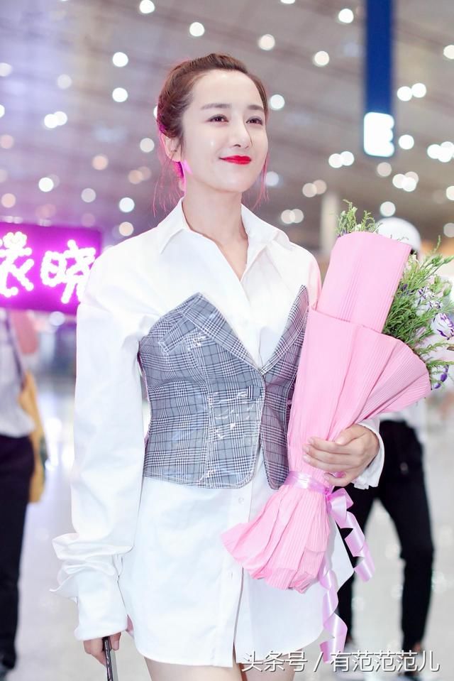 “裴瑗”下衣失踪欲秀腿，却被吐槽上下一样粗，网友：穿上裤子吧