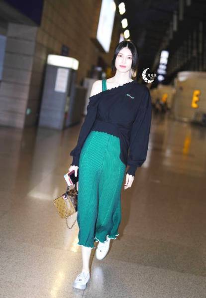 沈月雪莉何穗撞衫 同款绿色长裙谁更美?