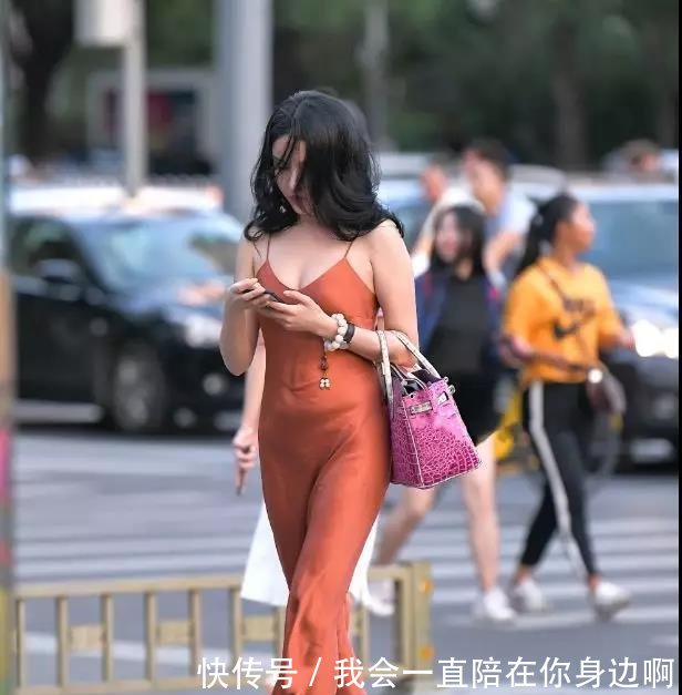 街头拍摄美女路人,时尚服装连衣裙,不经意间回眸,好美