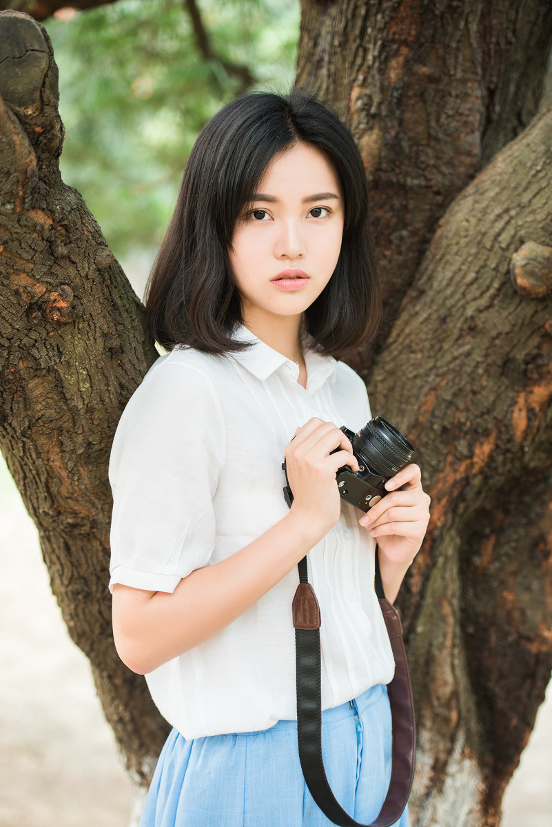 穿白衬衫的短发素颜大眼女孩写真