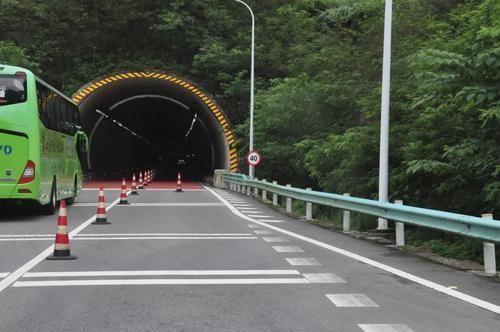 限速每小时5公里的高速公路，你见过吗?司机:还没人走得快