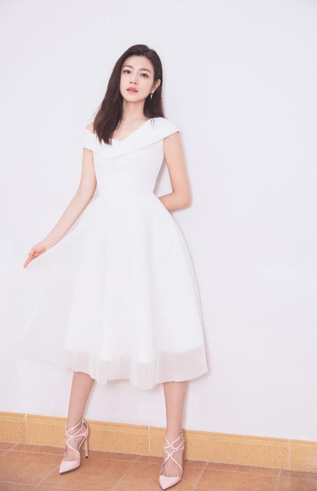 陈妍希一袭白裙亮相，优雅又甜美，这才是那个清纯的“沈佳宜”！