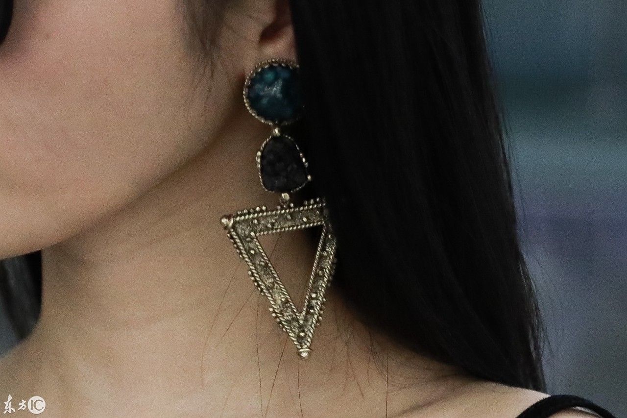 奚梦瑶现身机场，吊带马甲显小蛮腰，网友:真敢穿