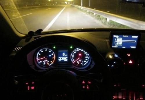 晚上跑高速都用啥灯？交警：99个都错了，说出来你可能还不信！