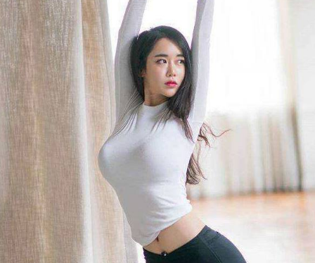 健美身材的打底裤美女，身材曲线凹凸分明，双腿修长紧致！