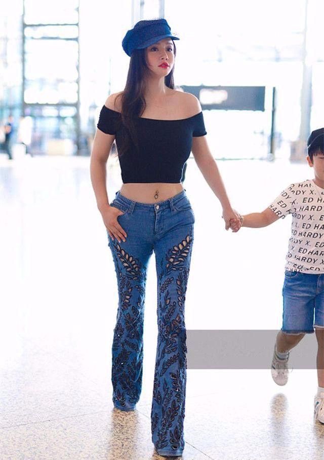 冉莹颖的腿跟假腿一样，P的太过分！看之前路人照，简直两个样！