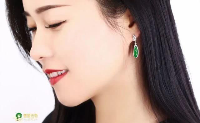 #佩戴#想要戴出女神范,教你一招——翡翠耳环!
