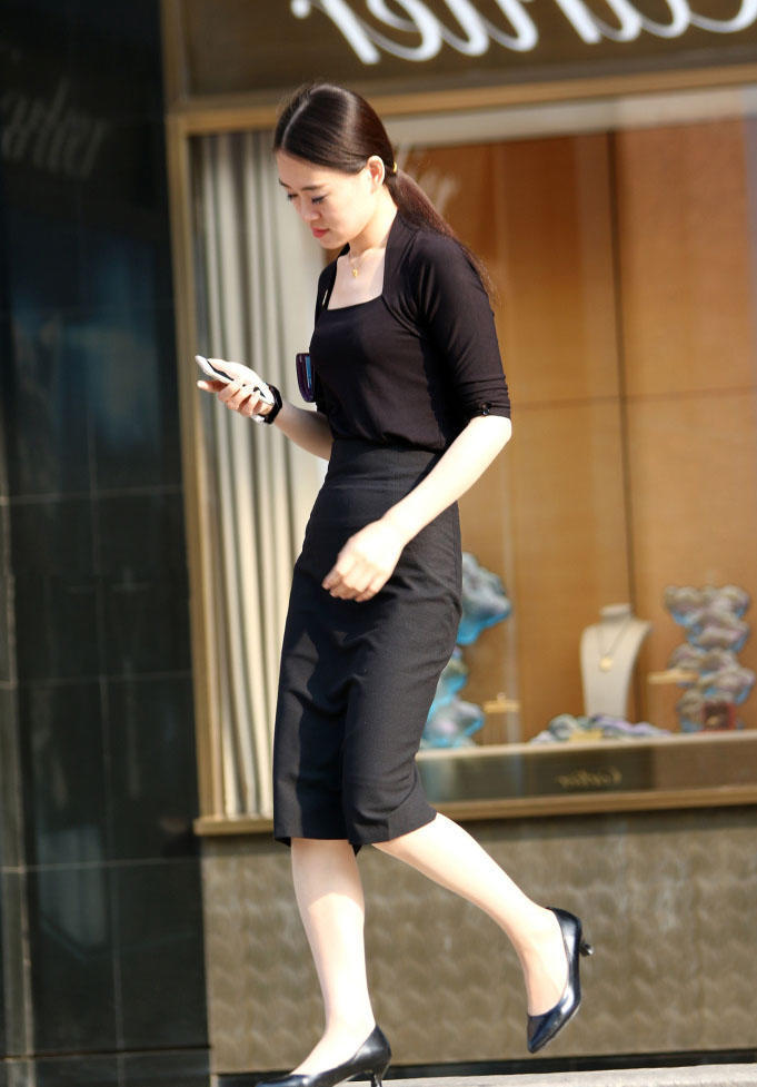 路人街拍，小姐姐一身黑色的职业装，非常的清新甜美，有气质