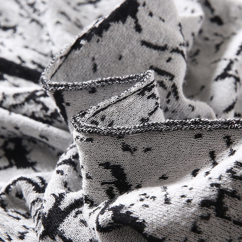 入秋后，头次见这么美的秋裙，虽小贵，但54岁妈妈穿美中添嫩