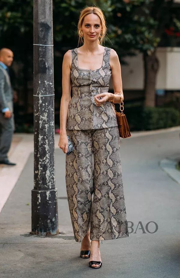 厉害| 今年最最最流行的小方领，时髦的同时居然还能显脸小!