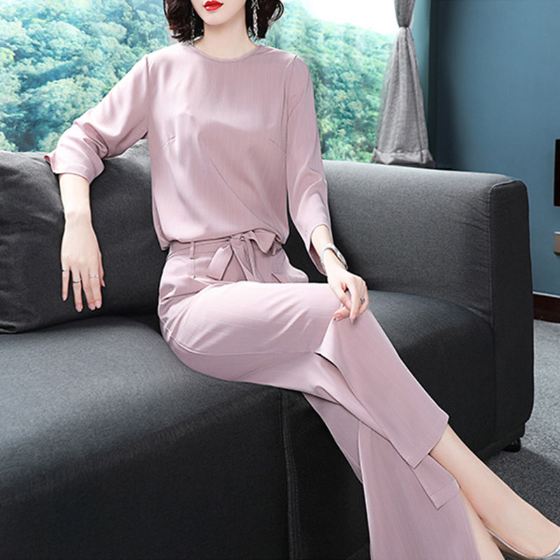 老婆怕冷，秋天从不穿裙装，穿这初款套装，显瘦减龄，超美