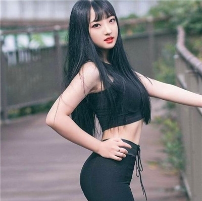 「气质」街拍女神:微胖身材的紧身打底裤小姐姐,走路自带气质