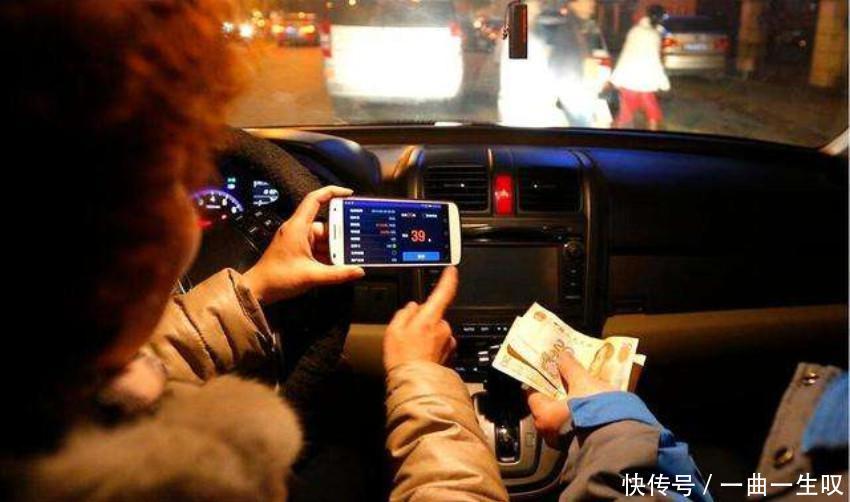 乘客坐顺风车让走高速，却不给5元高速费，怒怼司机：从来没给过
