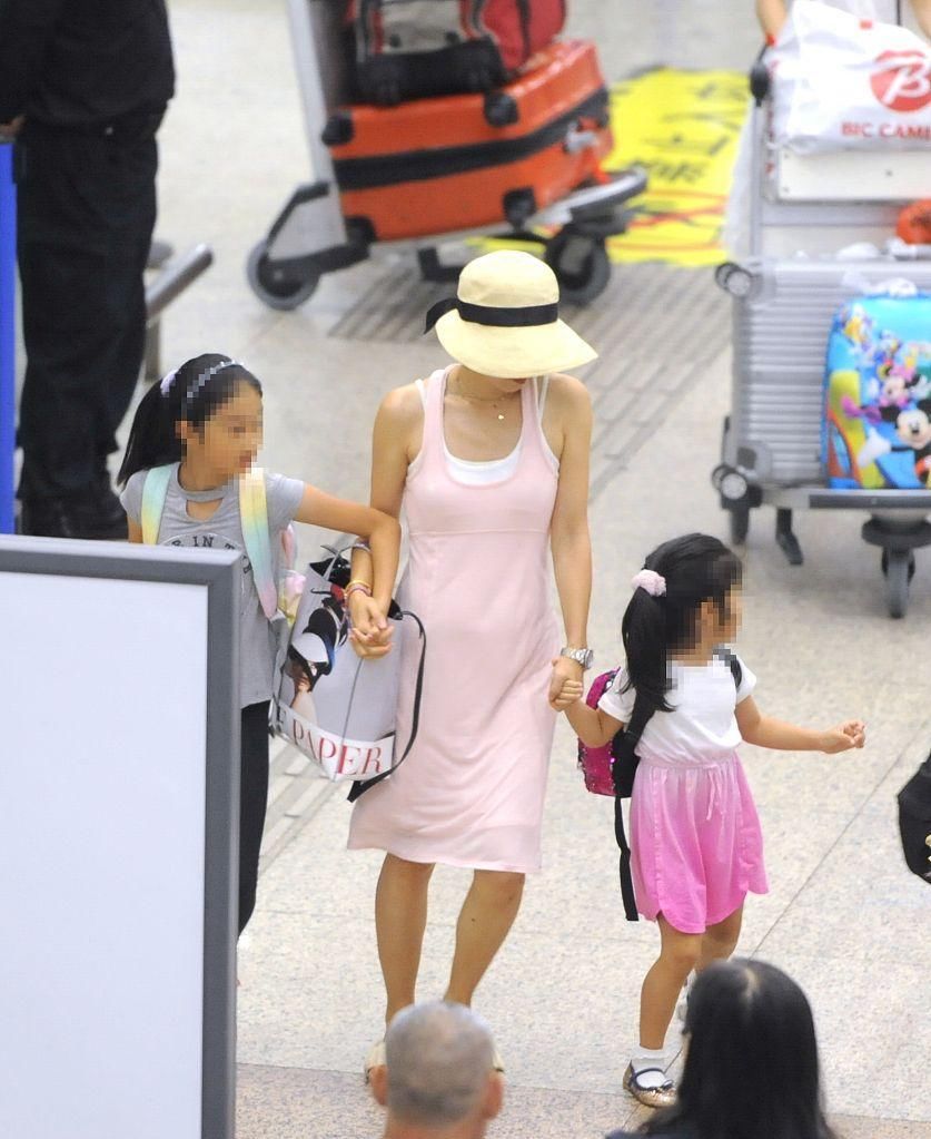 马伊琍这穿衣品味真不想说了，背心加拖鞋!网友:穿着舒服怎么了