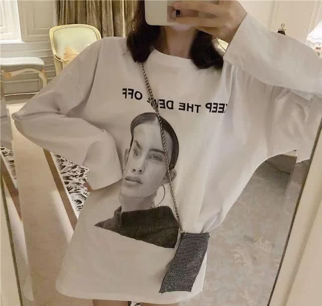  就算：就算是简约朴素的打底衫，学会搭配也能展示出自己的风格