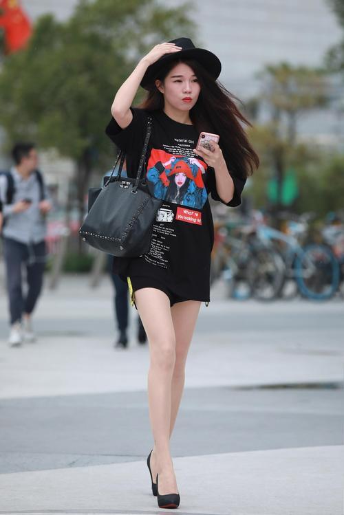 街拍联盟：性感的大长腿，超薄的肉丝贴服得紧紧的，真是美