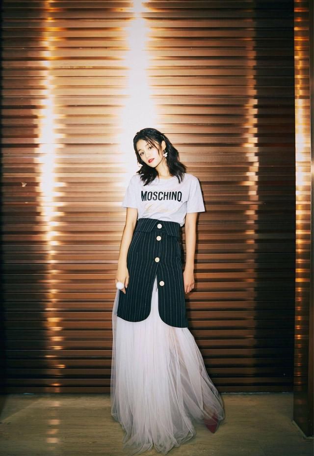 安悦溪穿搭可真发光，魅力爆表 网友：小主，耳环亮了