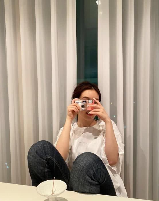  『短袖』有没有什么比裴珠泫的乳白色短袖更平时？配搭黑色裤子，休闲娱乐又时髦