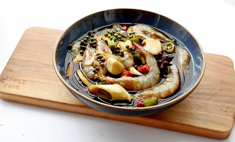  「花椒」活呛虾，我吃了四十多年怎么也吃不够，口感微辣微咸又鲜甜