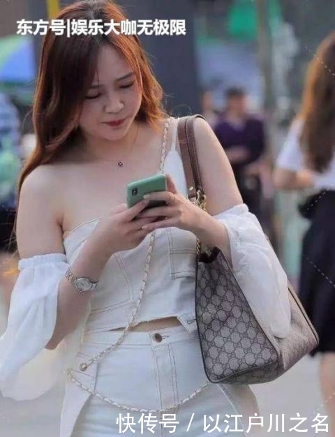 『长袖』街拍:身材苗条的小姐姐,一件黑色的长袖连衣裙,气质女神魅力范