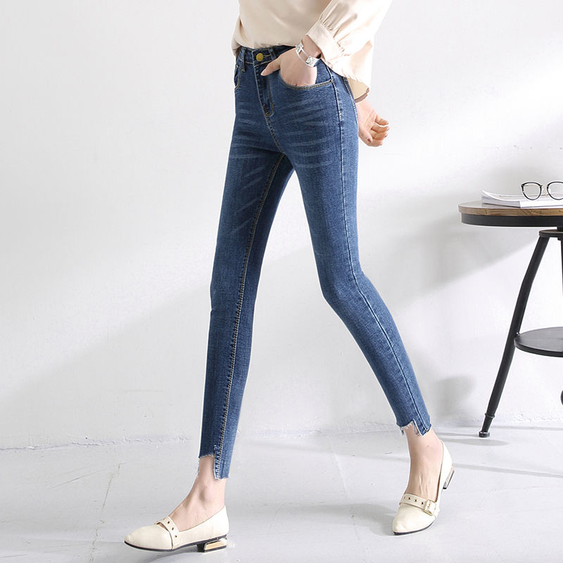 身材丰满的女人穿紧身T恤，搭紧身牛仔裤，小蛮腰真性感，特撩人