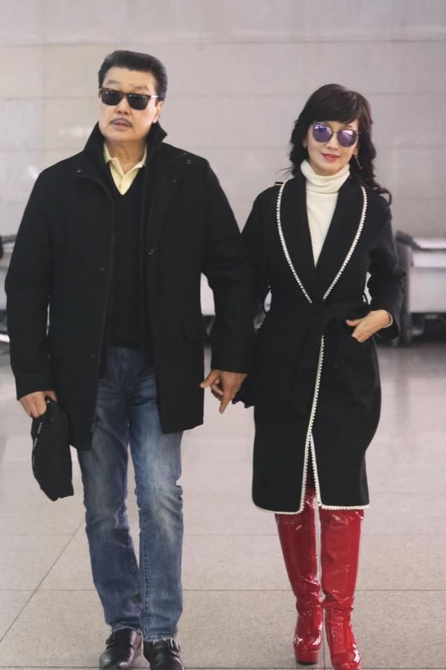 赵雅芝太拼了！短裤提太高勒出“三角区”难怪要用包包挡着！