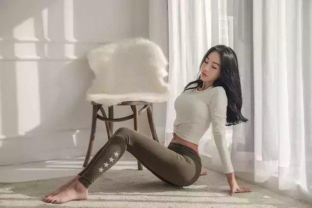 打底裤给美女带来更为美妙的气质，使得气质看上去更为时尚！