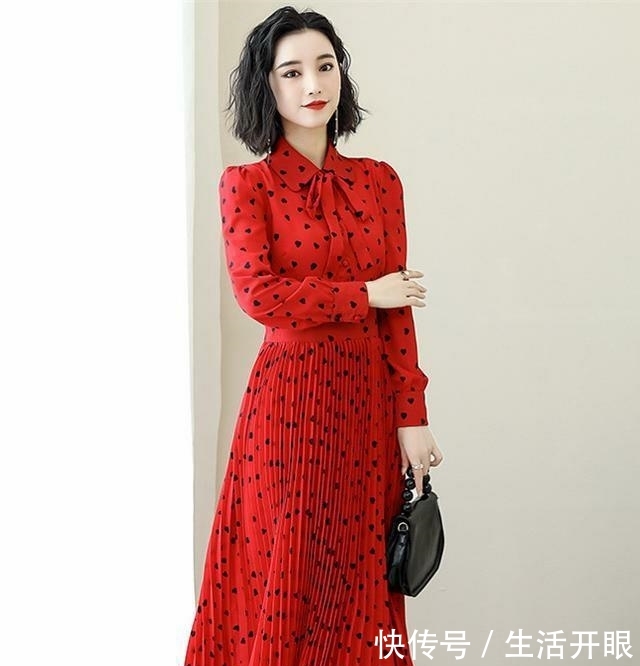 「女人」女人早秋这样穿:过膝秋裙+高跟鞋,时髦显气质,快来看看吧