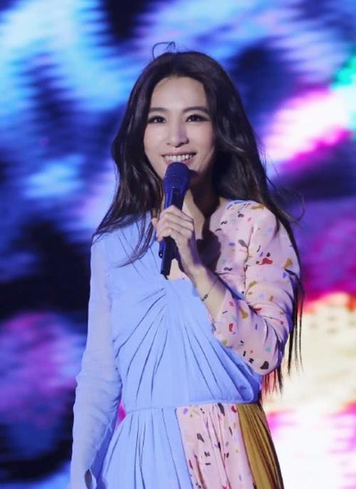 歌神田馥甄穿着这么6,三件连衣裙穿身上,像剪衣杂货铺的老板娘