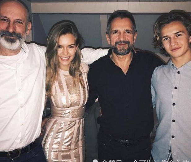 丹麦超模为维密带货，蕾丝上衣勾勒完美曲线，大长腿无需修图