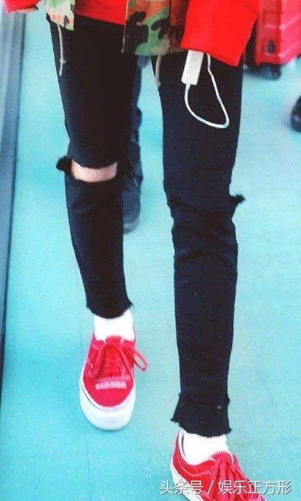 易烊千玺的美腿,连长腿控们估计都hold不住了吧