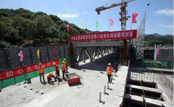  高铁|英国人遇到中国人，直言中国人太疯狂：我们还没开始他们就