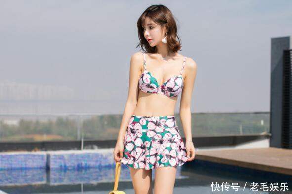 身段丰润的美女, 搭配此款分体泳衣, 展现得身姿更为傲人!